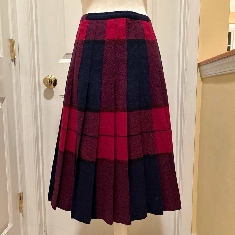 Vintage ‘70s Victoire Wool Red and Navy Plaid Pleated Midi Skirt Size 10